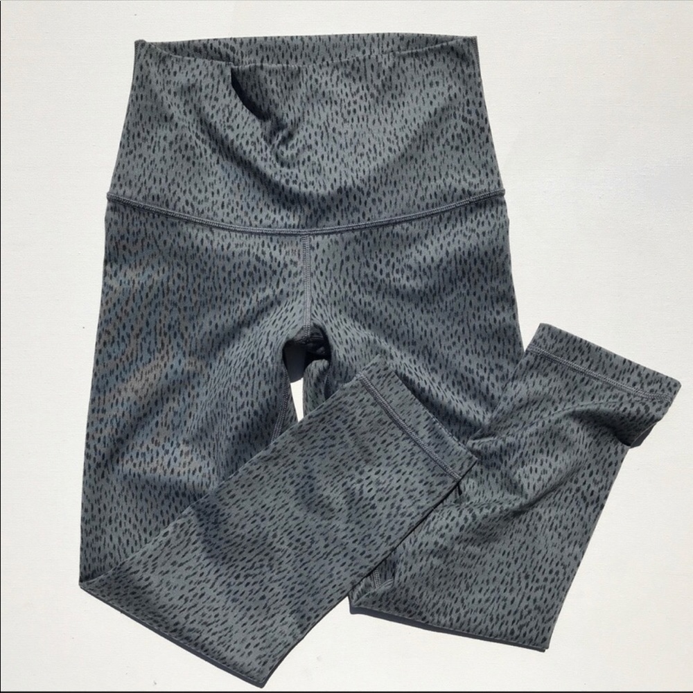 Lululemon Wunder Under Crop Pant Roll Down. Size 4